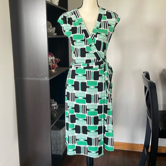 Bisou Bisou Women’s Sz 4 Geometric Print Wrap Dress - Picture 1 of 5